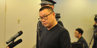 尹相杰涉毒案开审着便装被带入法庭表情严肃