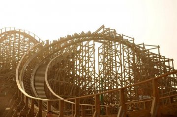 安徽一游乐园建起华东最大木质过山车|安徽|游