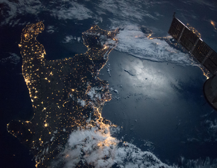 宇航员拍地球夜景 晚上的地球美轮美奂十分迷