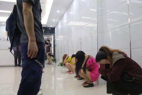 深圳警方突击扫黄 女子抱头蹲成一排