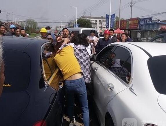 实拍:两辆大奔街头斗气 三女汉子互撕头发当街上演全武行