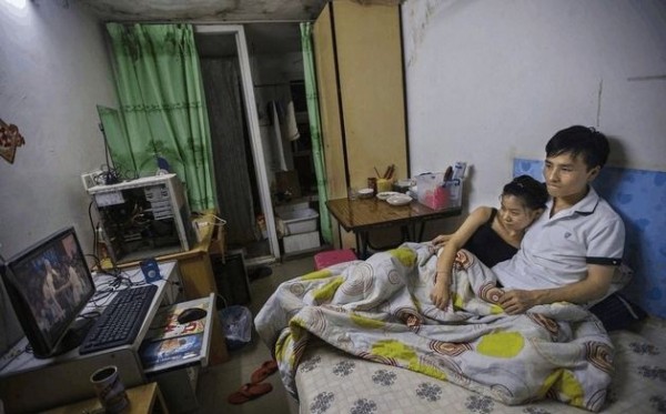 [实拍]图揭漂在北京的男男女女 夜晚住地下室寂寞无处安放