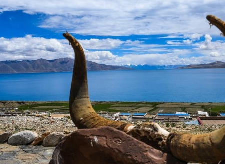 当惹雍错圣湖风光美 是藏北主要牧区之一