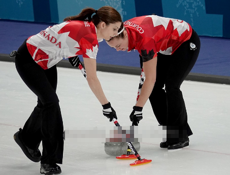 年平昌冬奥会女子冰壶循环赛第二轮战罢,霍曼领衔的加拿大队发挥欠佳