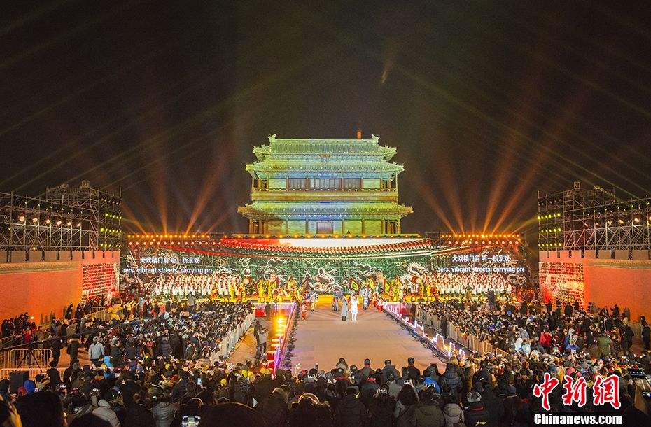 　　2019元旦新春祝贺词  　　窗花剪猪招财富；壁上画虎镇鬼神。  　　蕃繁六畜猪堪饲；富裕千家君献功。  　　燕衔喜信春光好；猪拱财门幸福长。  　　相关阅读：  　　》》新年祝福语四字顺口溜  　　》》2019元旦祝福语大全简短10字20字  　　爆竹升天送狗岁；春花遍地缀猪年。  　　昨夕犬年欢歌迎大地；今朝猪岁新景满神州。  　　盘瓠神将上天去报喜；天蓬元师下界来除灾。  　　红梅点点，盘瓠傲霜随岁去；丽日融融，天蓬报喜伴春来。