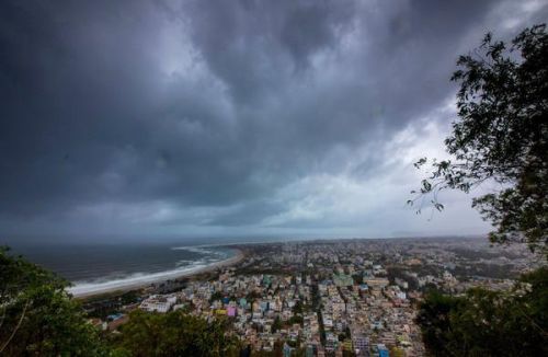印度20年来最强热带气旋现场图曝光 当局已连夜撤离近80万人