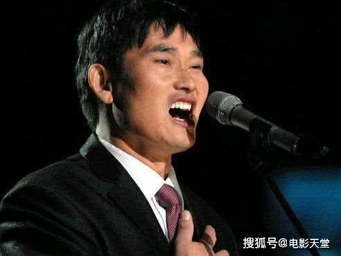 「踹开」朱之文家门被踹开 满脸苦笑出来陪着围观的人合影好讽刺啊