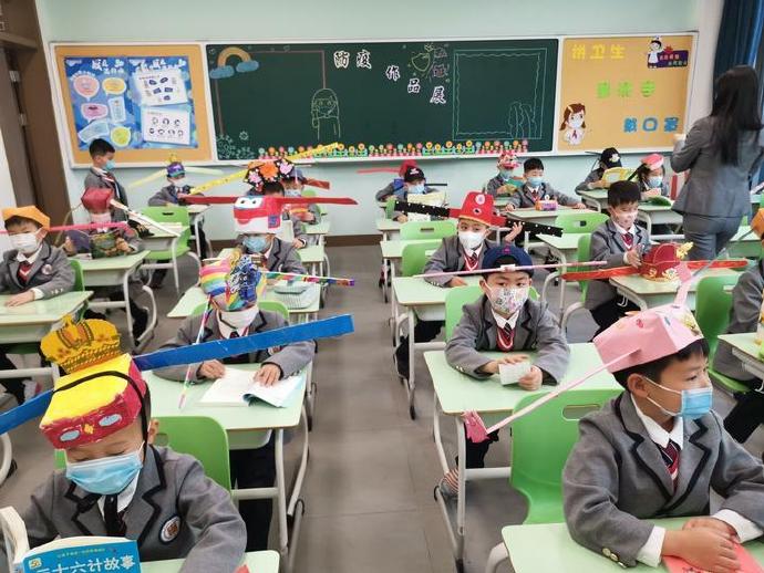 杭州@开学天 杭州小学生戴一米帽上课