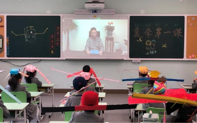 杭州@开学天 杭州小学生戴一米帽上课