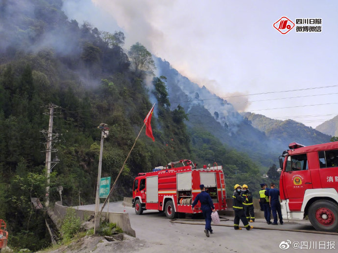 山火：四川绵阳山火 火势仍在继续，多处明火点