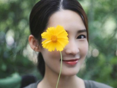 李沁 写真清新文艺 手拿鲜花遮眼宛如画中仙女