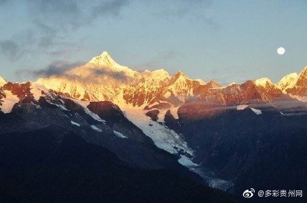 日月@梅里雪山日月同辉奇观 形成绝美的“日照金山”美景