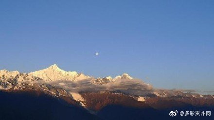 日月@梅里雪山日月同辉奇观 形成绝美的“日照金山”美景