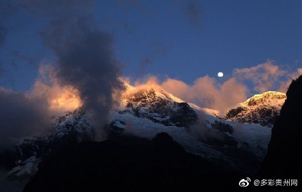 日月@梅里雪山日月同辉奇观 形成绝美的“日照金山”美景