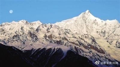 日月@梅里雪山日月同辉奇观 形成绝美的“日照金山”美景