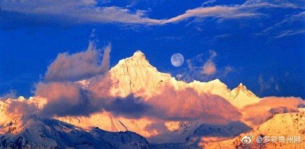 梅里雪山日月同辉奇观形成绝美的日照金山美景