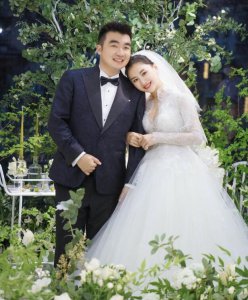 何雯娜秀婚礼现场照 一袭洁白婚纱长裙尽显优雅温婉