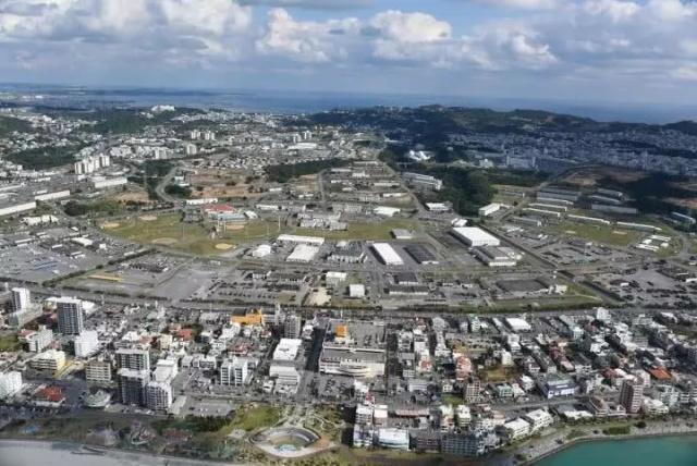 「美军」日本冲绳美军基地发生火灾 现场浓烟窜天