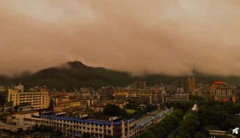 以来：湖南入汛以来最强降雨 湖南吉首上空布满了厚重的降水云层