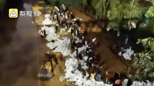 水面|武汉长江水面高悬于沿江大道 慢直播关注洪水过境