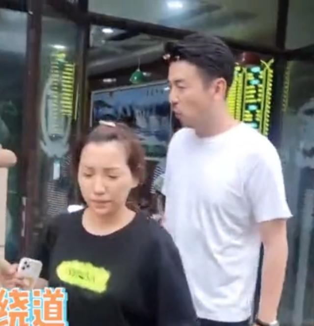 反差|镜头前后反差太大？雷佳音街边偶遇女粉丝热情打招呼 当场黑脸绕道走