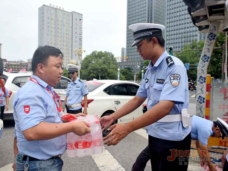 烈日| 瓷都交警烈日保畅通 万顺叫车景德镇分公司慰问沁人心