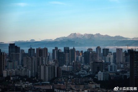 晴空万里|成都暴雨后晴空万里 远处的雪山清晰可见