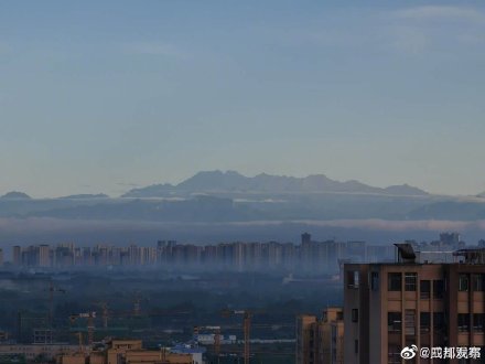 晴空万里|成都暴雨后晴空万里 远处的雪山清晰可见