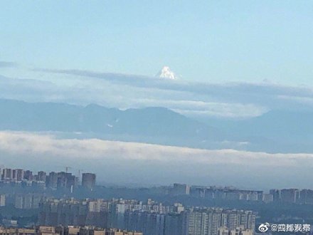 晴空万里|成都暴雨后晴空万里 远处的雪山清晰可见