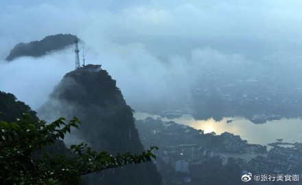 之巅|桂林阳朔之巅云海翻腾 景象十分壮观