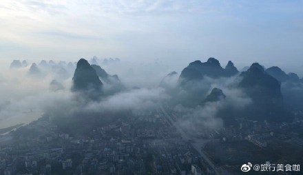 之巅|桂林阳朔之巅云海翻腾 景象十分壮观