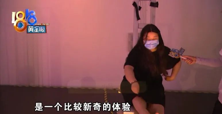 姑娘|手工耿摊上事了！姑娘体验手工耿的开心挠挠椅 头发卷入链条斑秃了……