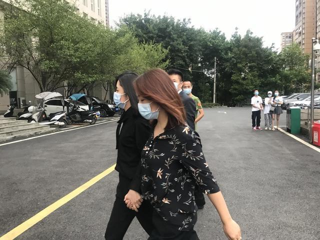 罕见|谭松韵父亲罕见现身！妻子去世后身材暴瘦 与女儿相拥打气的画面令人动容