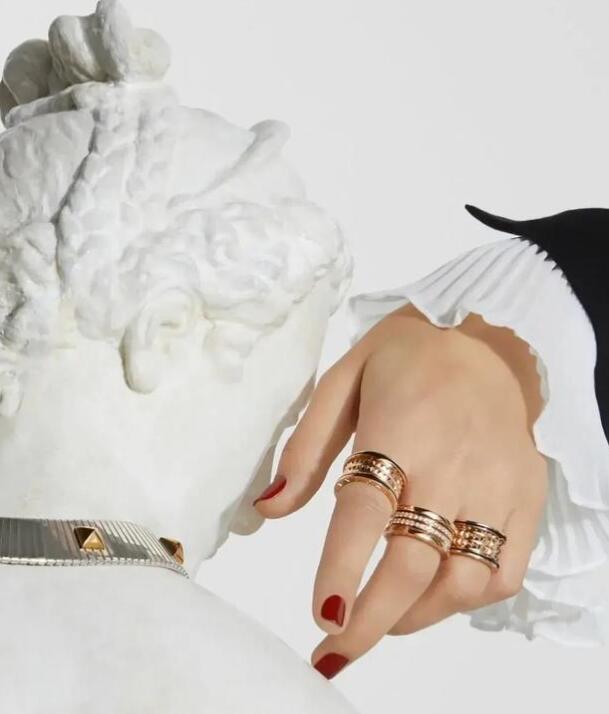 订婚戒指的价钱一般都是男方买 现在普通人一般买求婚戒指多少钱？