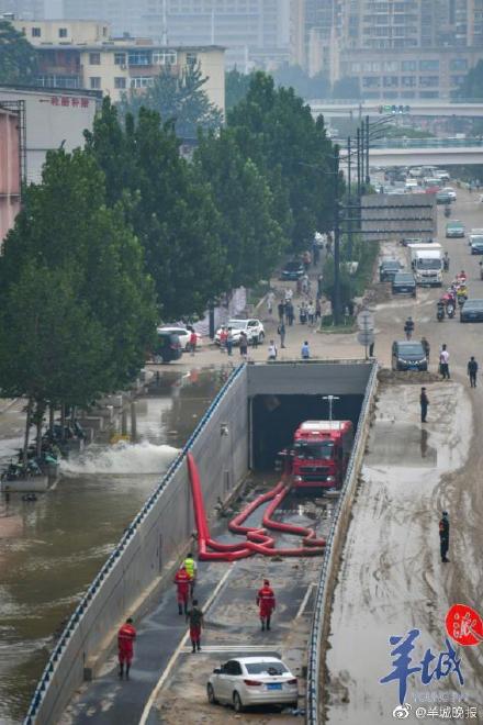 郑州京广北路隧道抽水现场仍在作业 已清出部分被淹车辆