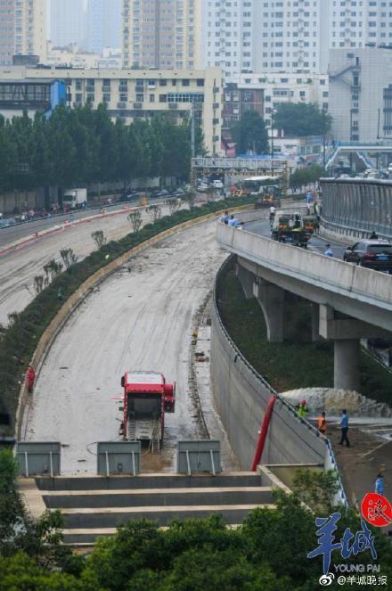 郑州京广北路隧道抽水现场仍在作业 已清出部分被淹车辆