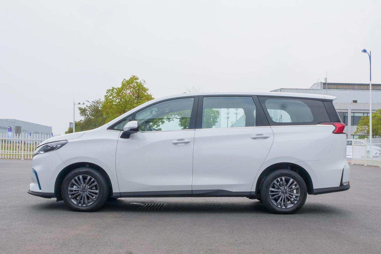 同为纯电mpv,比亚迪宋max和上汽大通maxus euniq 5谁更 ?