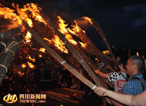 西昌:超10万人火把狂欢夜"玩火" 大跳达体舞