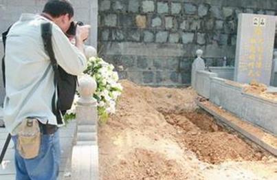 男子为证亲属死亡到墓地拍照:奇葩证明|男子|为
