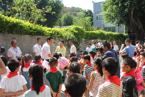 攀枝花市市委书记张剡到益民乡鲊石小学进行慰问